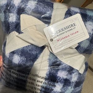 Berkshire Wearable Throw 💙